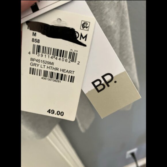 ❤️3/$12 Heart Pattern Sweatshirt size Medium NWT - Picture 4 of 4